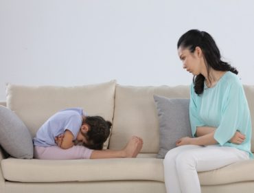 Nỗi khổ tâm của mẹ khi bé bị táo bón, ốm vặt trong mùa dịch_5e9920c31a885.jpeg