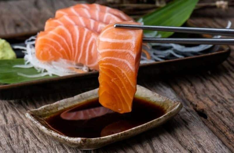 Cá hồi sống ăn với gì
