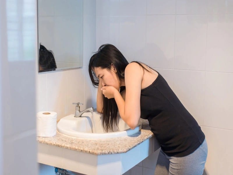 làm sao để nôn hết thức ăn